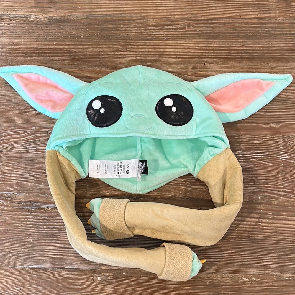 Disney Star Wars The Mandalorian The Child Grogu hat with hanging arms Green
